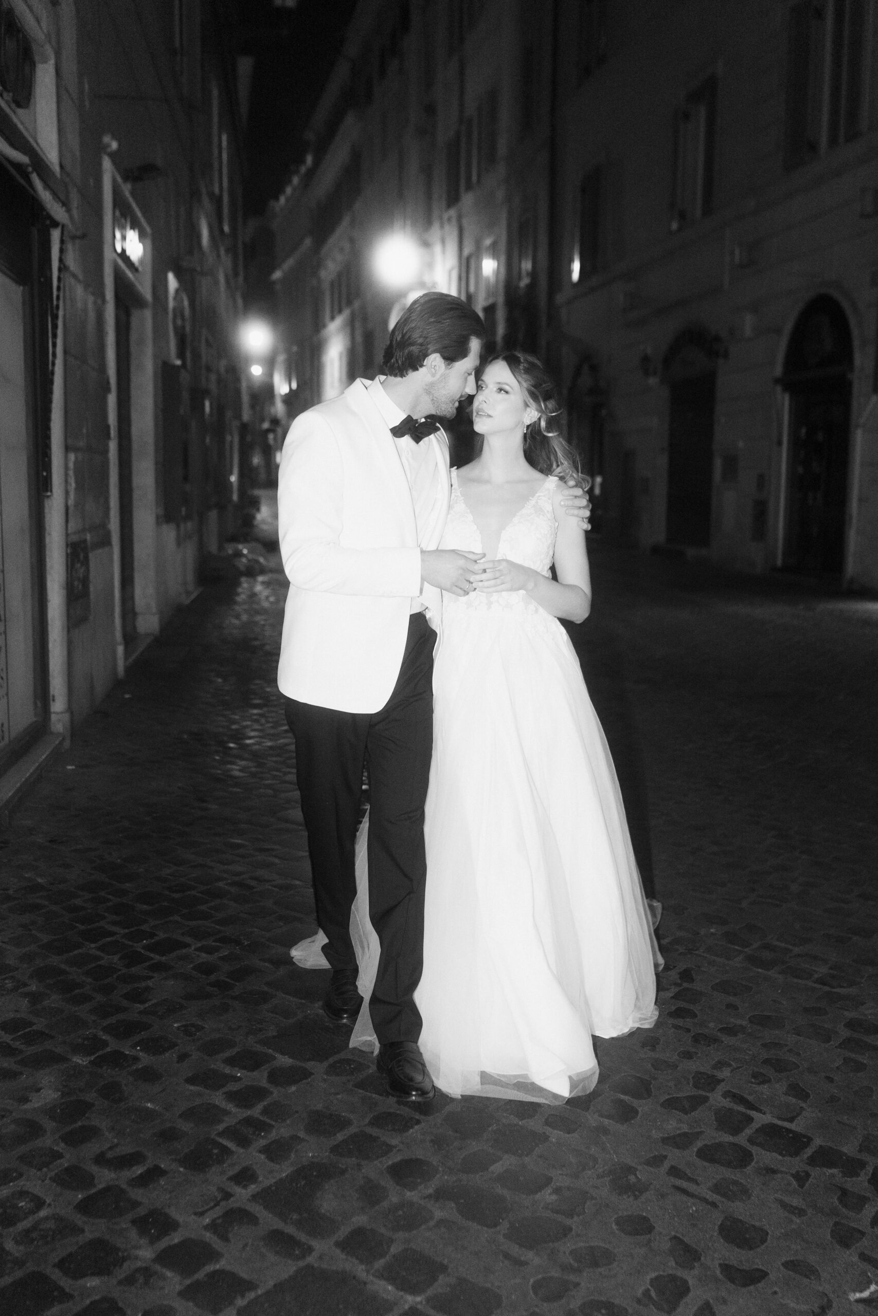 Hochzeitsfotograf Hannover begleitet elegantes Brautpaar bei Nachtshooting in romantischer Altstadtstraße